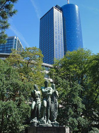 Fotos Beethovendenkmal mit maintower | Frankfurt am Main