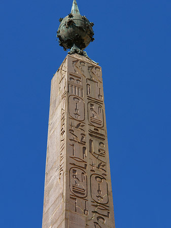 Obelisk vor dem Palazzo Montecitorio - Latium (Rom) (Rom)