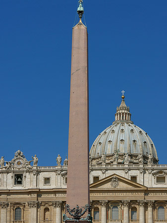 Obelisk mit dem Petersdom - Vatikanstaat