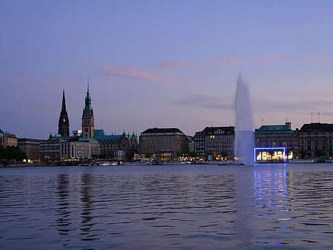 Fontäne auf der Binnenalster - Hamburg (Hamburg)