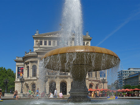 Fotos Alte Oper mit Brunnen