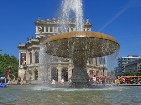 Alte Oper mit Brunnen Foto 