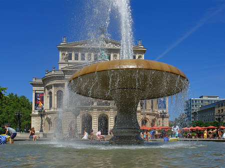 Alte Oper mit Brunnen Foto 