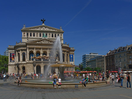 Fotos Alte Oper mit Brunnen