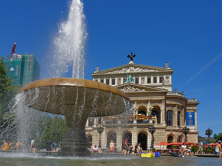 Foto Alte Oper mit Brunnen