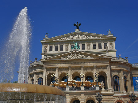 Alte Oper mit Brunnen Foto 