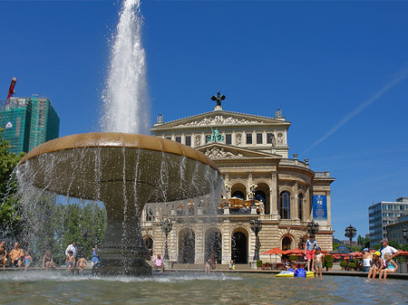 Fotos Alte Oper mit Brunnen