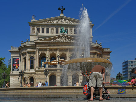 Fotos Alte Oper mit Brunnen