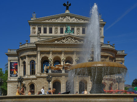 Alte Oper mit Brunnen