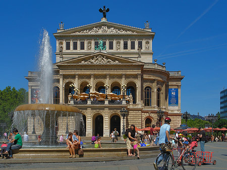 Alte Oper mit Brunnen Fotos