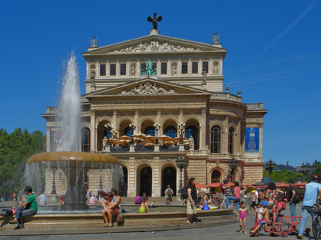 Foto Alte Oper mit Brunnen