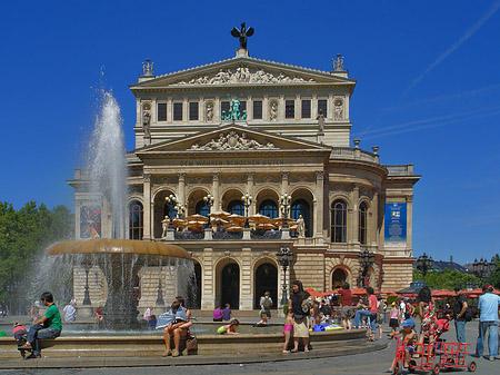 Fotos Alte Oper mit Brunnen