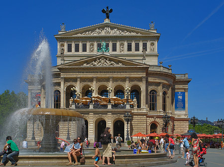 Alte Oper mit Brunnen