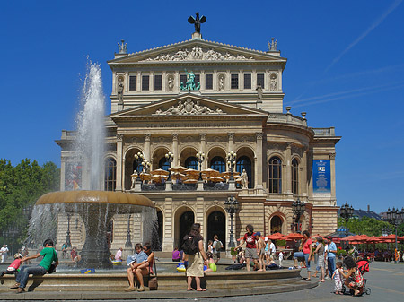 Alte Oper mit Brunnen