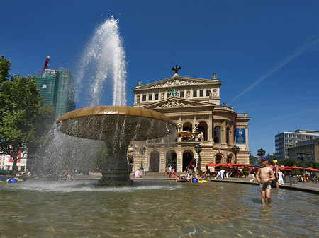 Fotos Alte Oper mit Brunnen