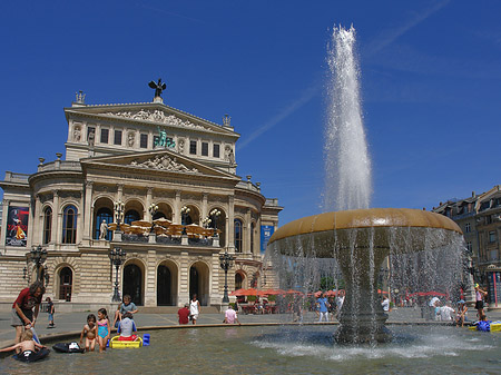 Alte Oper mit Brunnen Foto 