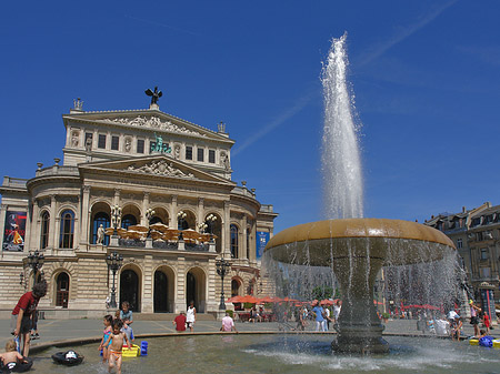 Alte Oper mit Brunnen