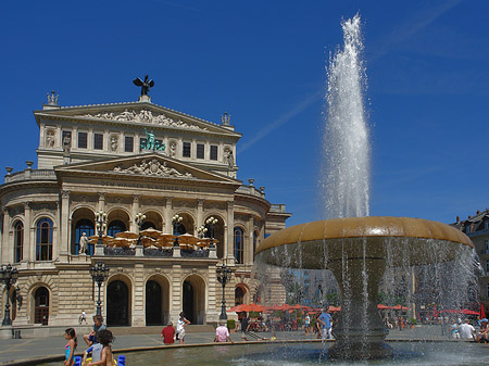 Alte Oper mit Brunnen Foto 