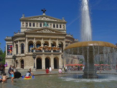 Foto Alte Oper mit Brunnen - Frankfurt am Main