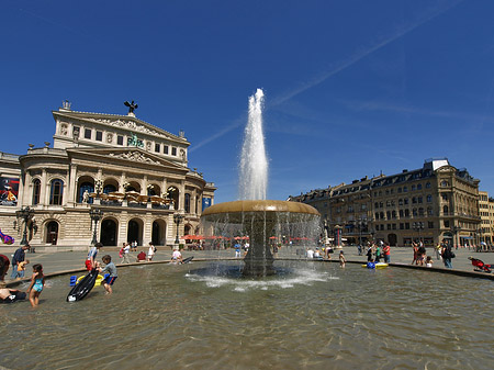 Foto Alte Oper mit Brunnen