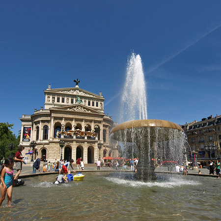 Alte Oper mit Brunnen Foto 