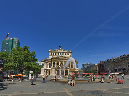 Alte Oper mit Häusern Fotos