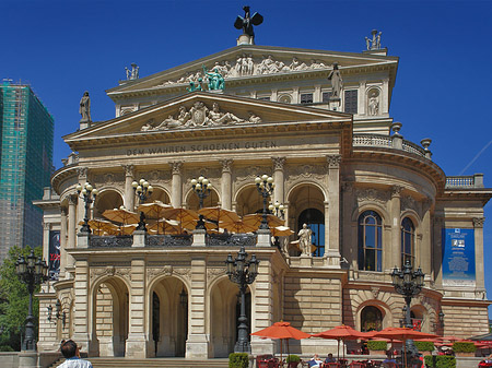 Alte Oper mit Schirmen Foto 