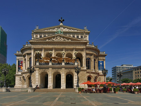 Foto Alte Oper mit Schirmen - Frankfurt am Main