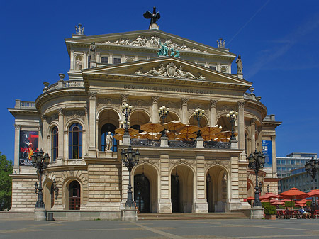 Foto Alte Oper mit Schirmen - Frankfurt am Main