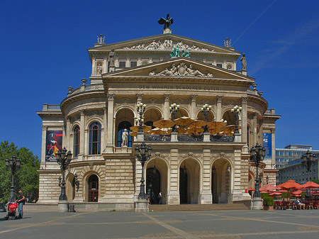 Alte Oper mit Schirmen Foto 