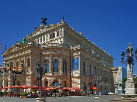 Fotos Alte Oper mit Schirmen