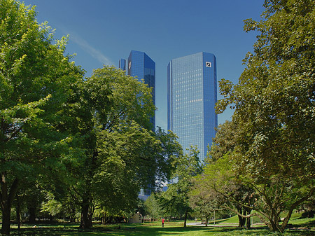 Deutsche Bank mit Bäumen Foto 