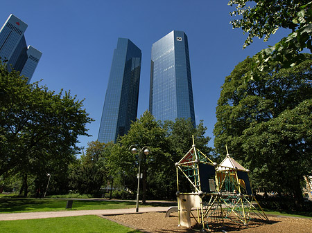 Foto Deutsche Bank mit Spielplatz - Frankfurt am Main