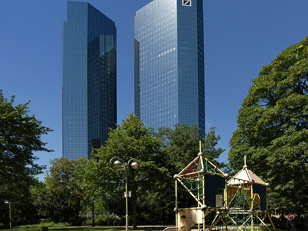 Deutsche Bank mit Spielplatz Foto 