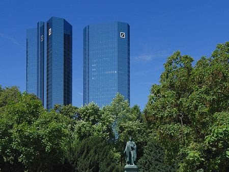 Deutsche Bank mit Statue Fotos