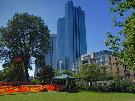 Foto Deutsche Bank mit Zelt - Frankfurt am Main