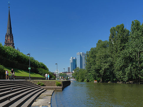 Foto Dreikoenigskirche mit Main - Frankfurt am Main