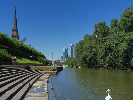 Foto Dreikoenigskirche mit Main - Frankfurt am Main