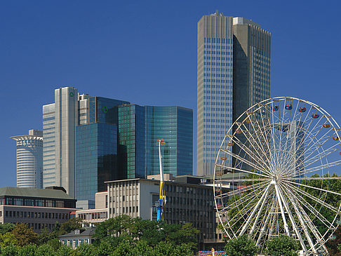 Eurotower und dresdener Bank mit riesenrad