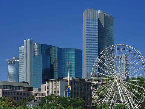 Eurotower und dresdener Bank mit riesenrad Foto 