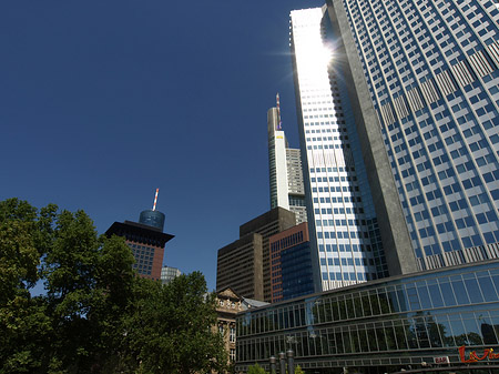 Eurotower mit Häusern Foto 