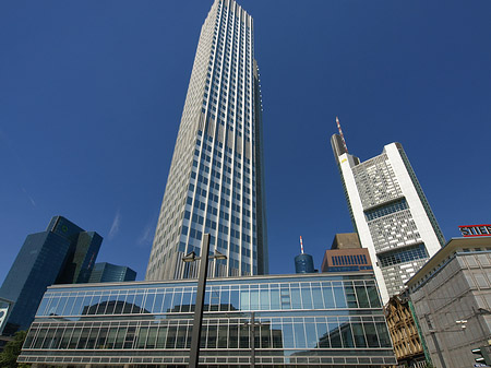 Foto Eurotower hinter Schauspiel Frankfurt