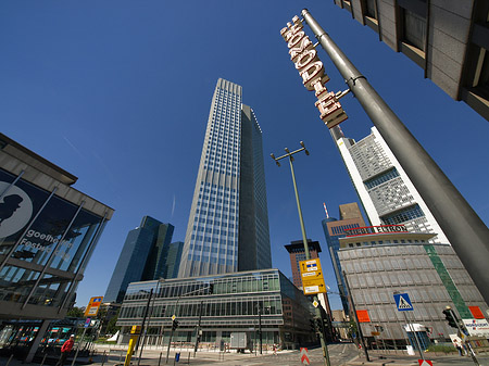 Foto Eurotower hinter Schauspiel Frankfurt