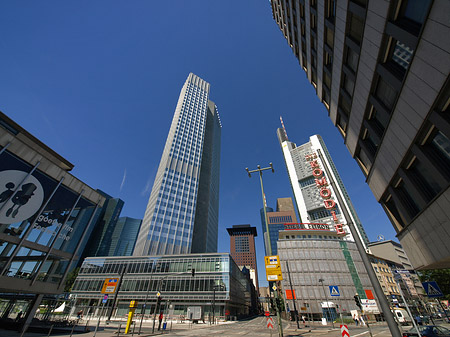 Eurotower hinter Schauspiel Frankfurt Fotos