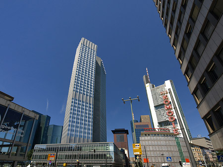 Eurotower hinter Schauspiel Frankfurt