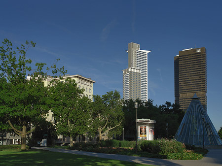 Friedrich-Ebert-Anlage mit Westendtower und Citytower Fotos