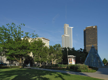 Friedrich-Ebert-Anlage mit Westendtower und Citytower Foto 