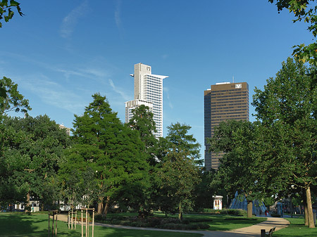 Foto Friedrich-Ebert-Anlage mit Westendtower und Citytower - Frankfurt am Main