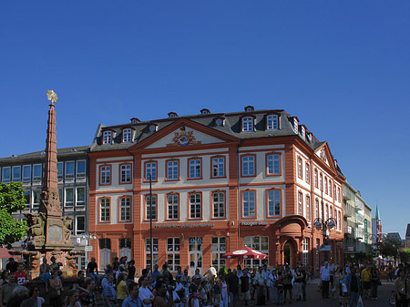 Haus zum Grimmvogel mit Liebfrauenbrunnen Foto 