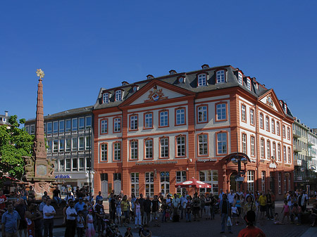 Foto Haus zum Grimmvogel mit Liebfrauenbrunnen - Frankfurt am Main